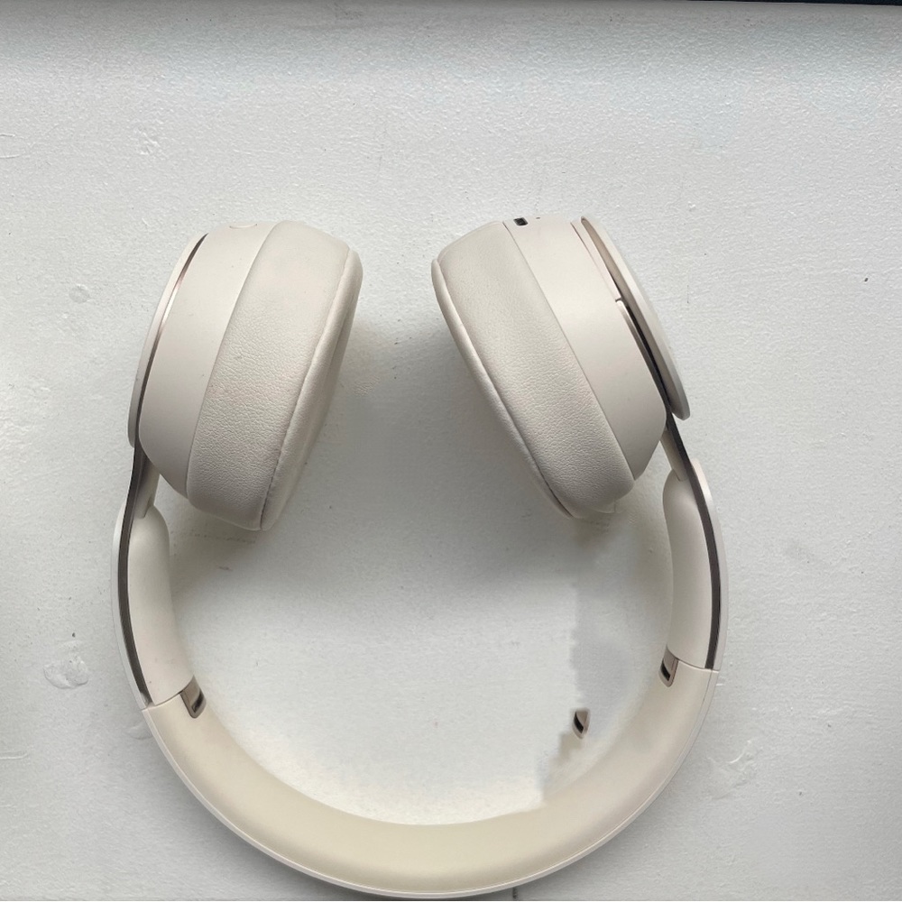Beats Solo 3 in the color white and gold. Used